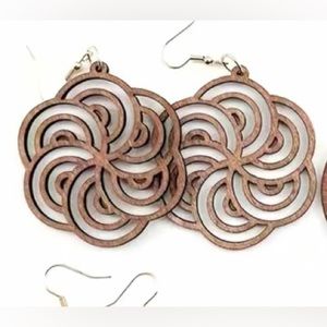 BRAND NEW ❤️ Boho-style earrings with wooden ‘spiral-flower’ design
